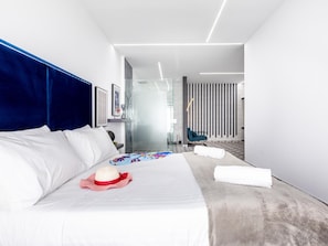 4 bedrooms, iron/ironing board, internet, bed sheets