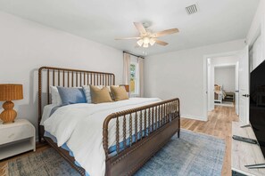 3 habitaciones, tabla de planchar con plancha, wifi y ropa de cama 