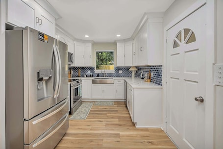 Fridge, microwave, oven, stovetop. Cater Cove - private pool, 1 mile to beach, quiet!