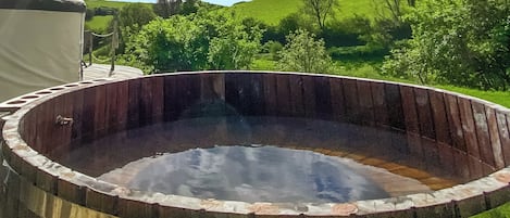 Bañera de hidromasaje al aire libre