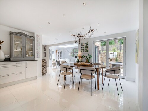 4 bedroom accommodation in Crowborough