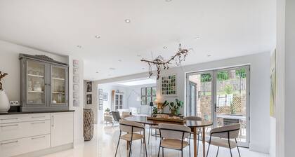 4 bedroom accommodation in Crowborough