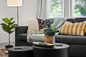 Een televisie, boeken en een kantoor