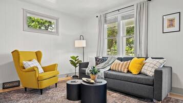 Fernseher, Bücher, Arbeitsbereiche