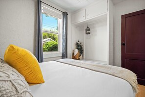 2 عدّة غرف نوم ومكواة/لوح كي وسرير سفر وواي فاي