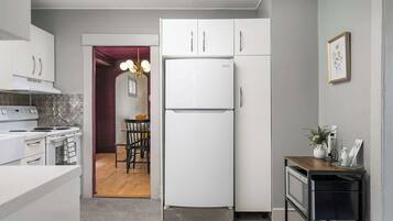 Frigorífico, microondas, horno y placa de cocina