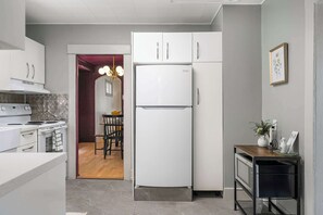 ثلاجة، ميكروويف، فرن، موقد طهي مسطح