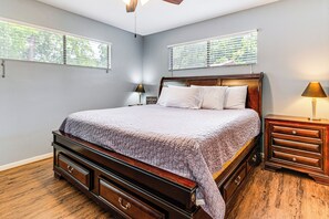 3 habitaciones, escritorio, tabla de planchar con plancha y internet