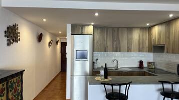 Een koelkast, een microgolfoven, een koffiezetapparaat/waterkoker