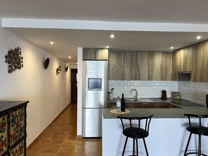 ثلاجة، ميكروويف، ماكينة لصنع القهوة/الشاي، محمصة خبز