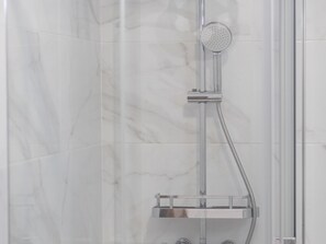 Een douche, een haardroger, handdoeken