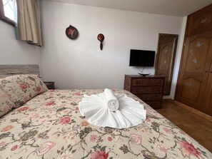 2 bedrooms, iron/ironing board, Internet, bed sheets