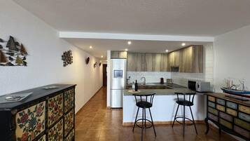 Kühlschrank, Mikrowelle, Wasserkocher mit Kaffee-/Teezubehör, Toaster