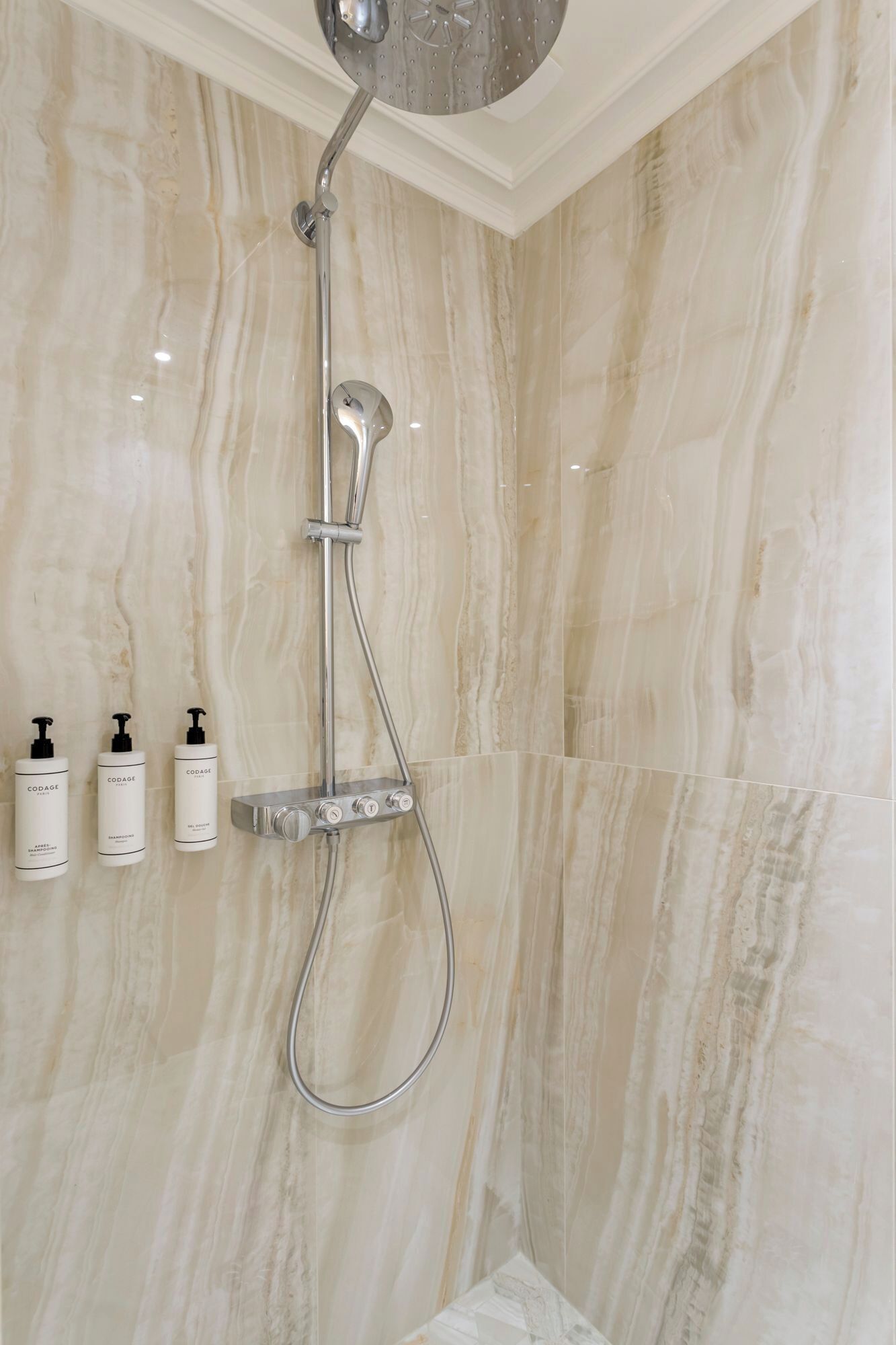 Eine Dusche mit Handbrause und einer fest installierten Bedienkonsole.