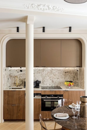 Apartamento, vista para a cidade | Cozinha privada | Torradeira, cadeirĂŁo de bebĂȘ, mesas de jantar