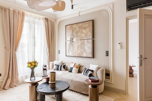Apartamento, vista para a cidade | Ărea de estar | EscritĂłrios