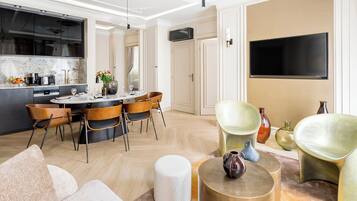 Appartement, uitzicht op de stad | Woonruimte | Een 43-inch smart-tv met kabelzenders, Netflix en streamingdiensten