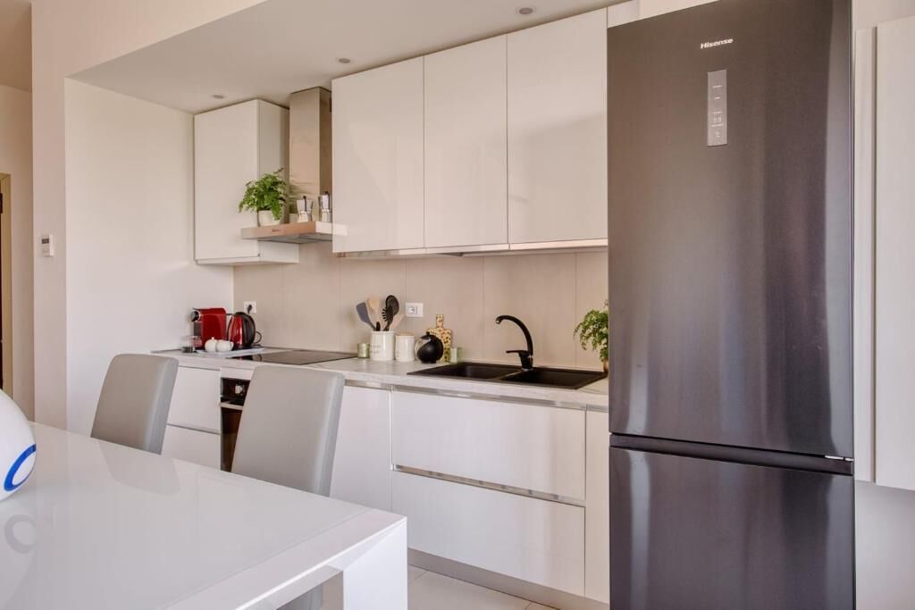 Kühlschrank, Ofen, Geschirrspüler, Wasserkocher mit Kaffee-/Teezubehör