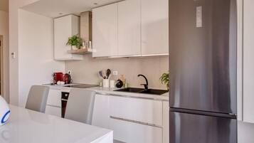 Kühlschrank, Ofen, Geschirrspüler, Wasserkocher mit Kaffee-/Teezubehör