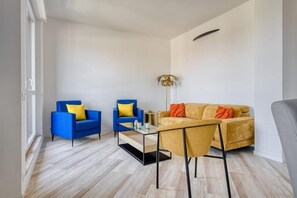 Smart TV, chimenea, futbolito