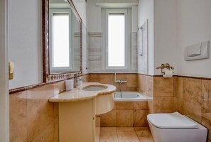 Douche, sèche-cheveux, bidet, serviettes fournies