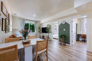 3 habitaciones, escritorio y tabla de planchar con plancha 