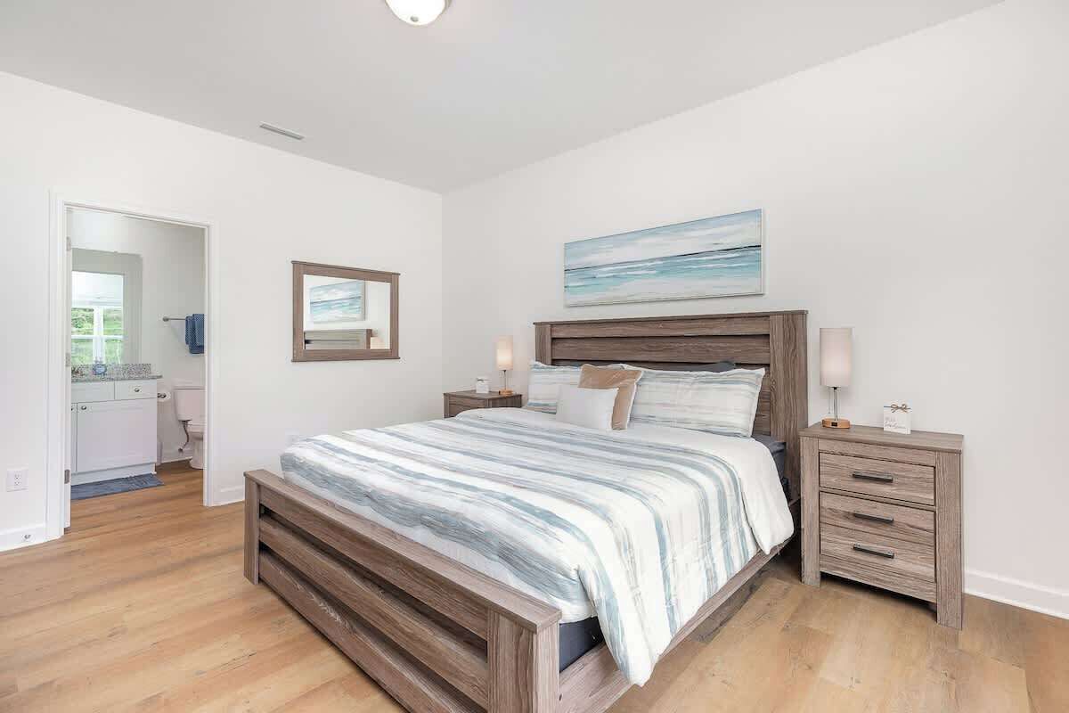 6 bedrooms, desk, iron/ironing board, travel crib