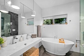 淋浴设施、吹风机、毛巾