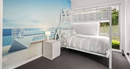 Luxurious 5-Bed Home by Avoca Beach