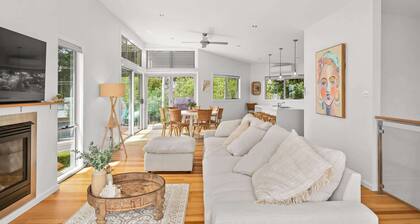 Luxurious 5-Bed Home by Avoca Beach