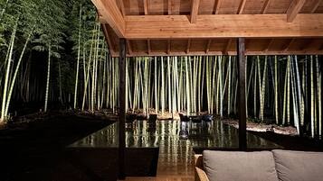 Luksushuvila, parveke, näköala puutarhaan | Terassi/patio