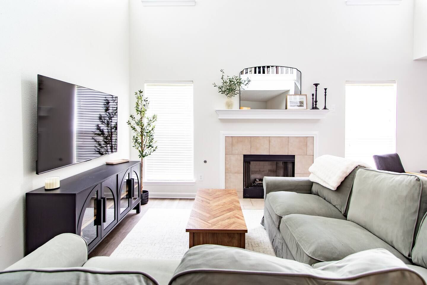 Smart-tv, eldstad, bordsfotboll och böcker