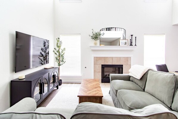 TV connectée, cheminée, baby-foot, livres