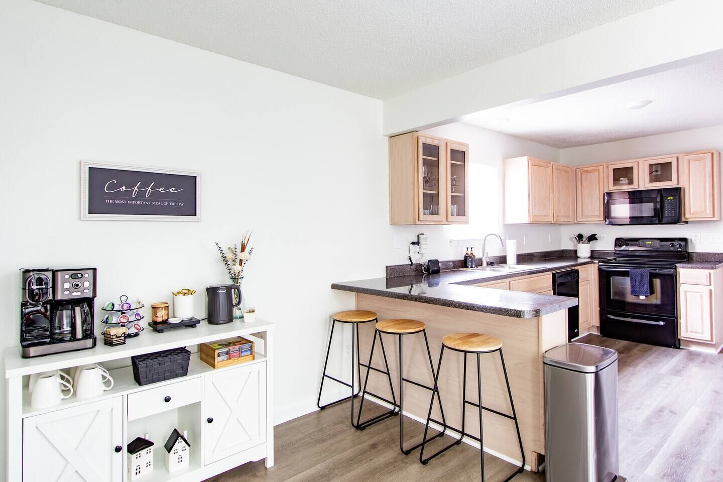 冷蔵庫、電子レンジ、オーブン、コンロ