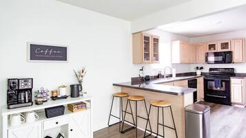 Kjøleskap, mikrobølgeovn, ovn og kokeplater