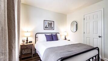 3 bedrooms, desk, iron/ironing board, travel crib