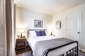 3 chambres, bureau, fer et planche à repasser, lit parapluie