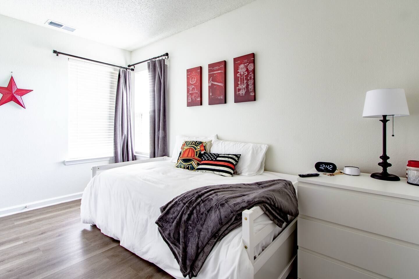 4 室のベッドルーム、デスク、アイロン / アイロン台、旅行用ベビーベッド