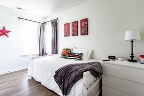 4 室のベッドルーム、デスク、アイロン / アイロン台、旅行用ベビーベッド