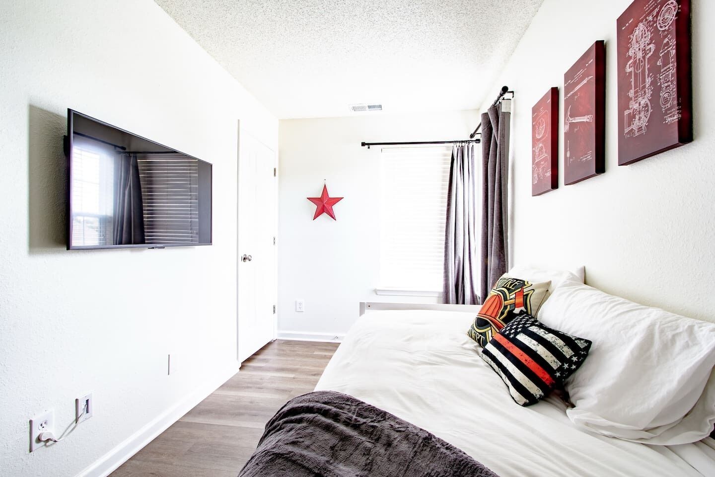 4 室のベッドルーム、デスク、アイロン / アイロン台、旅行用ベビーベッド