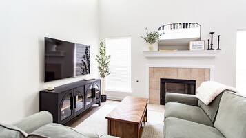 Smart TV, lareira, pebolim, livros