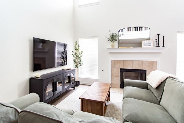 Älytelevisio, takka, pöytäjalkapallopöytä, kirjoja