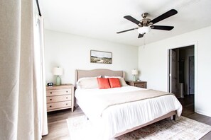 3 makuuhuonetta, työpöytä, silitysrauta/-lauta, vauvan matkasänky