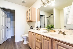 Sèche-cheveux, serviettes fournies