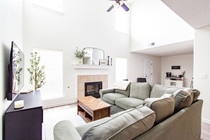 TV connectée, cheminée, baby-foot, livres