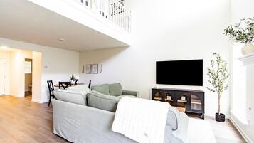 Smart TV, lareira, pebolim, livros