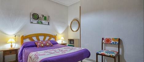 2 bedrooms, iron/ironing board, WiFi