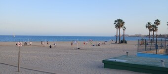 Charming 2-bedroom apartment with WiFi, AC in fabulous Torrevieja