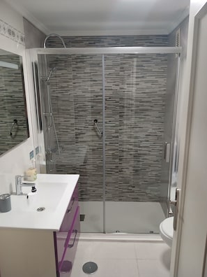 Sèche-cheveux, serviettes fournies, savon, papier toilette