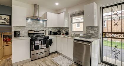 Patio & Yard: Quiet Home in Chicago Area